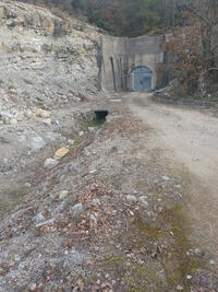 L'entrée de la galerie des Maurras en partie aval (travaux préparatoires en cours) L'entrée de la galerie des Maurras en partie aval (travaux préparatoires en cours)